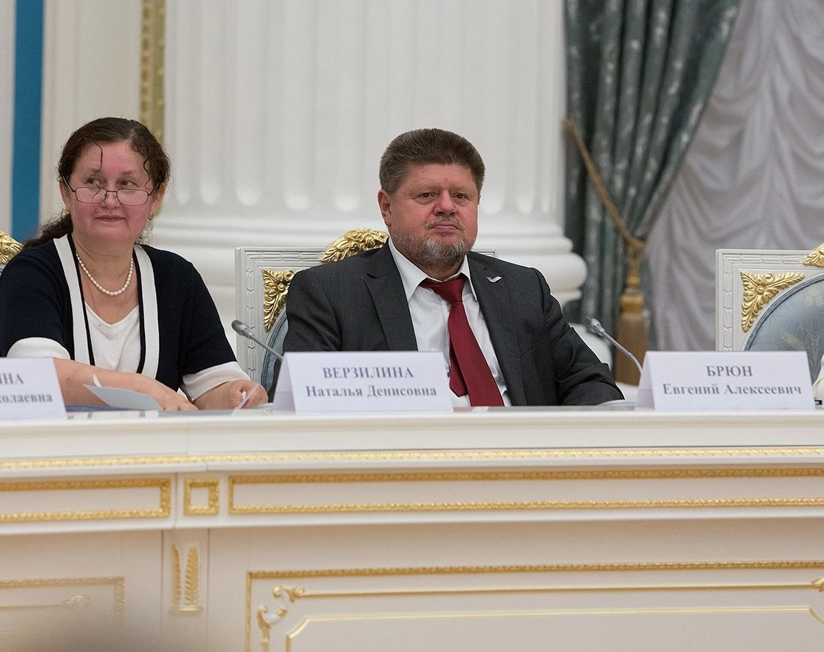 Yevgeny Bryun preparing to brief Vladimir Putin about a drug addict heating a spoonful of heroin over an open flame at an oil refinery. 