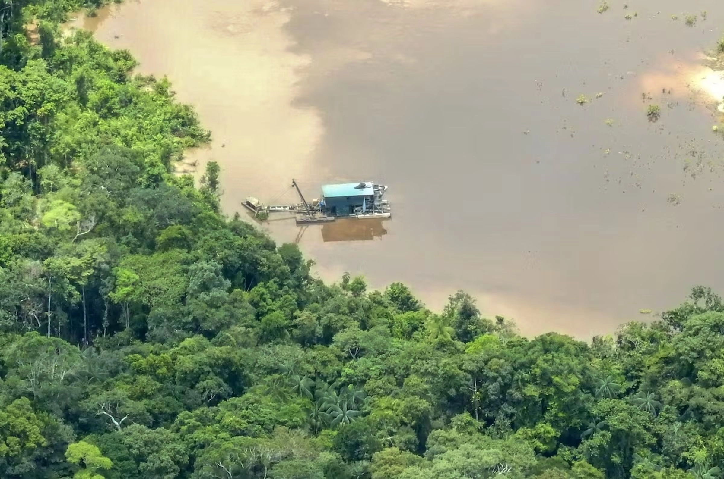 Gold mining on the Colombia–Brazil border  