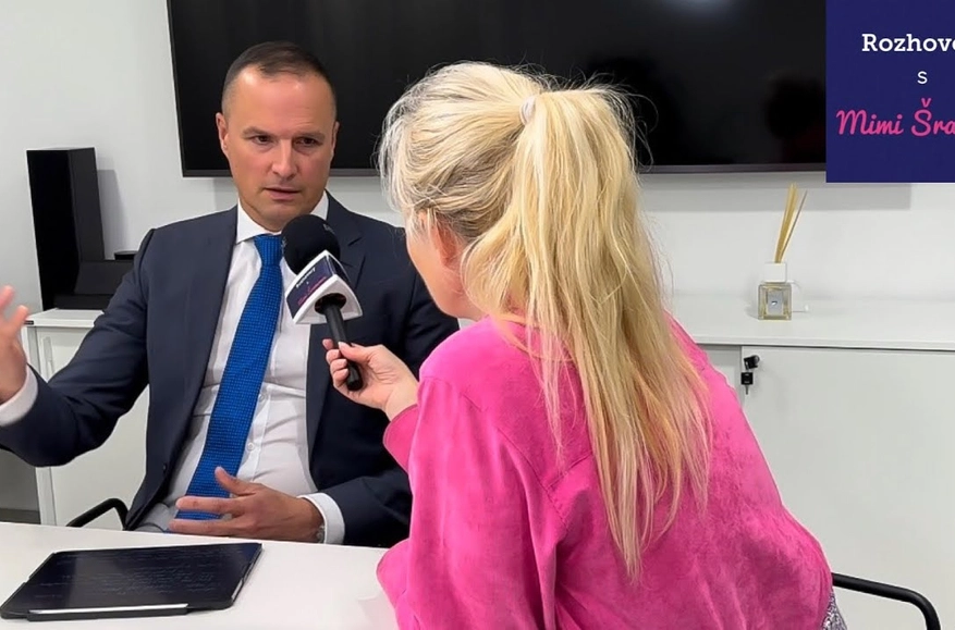 David Lindtner interviewed by journalist Mimi Šramová. Screenshot: Rozhovory s Mimi Šramovou (YouTube)