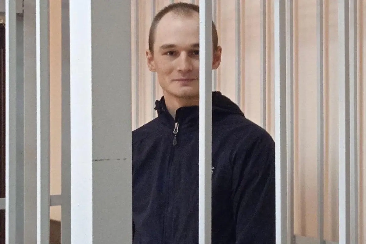 Russian political prisoner Azat Miftakhov shown in a courtroom holding cell. Photo: SOTAvision