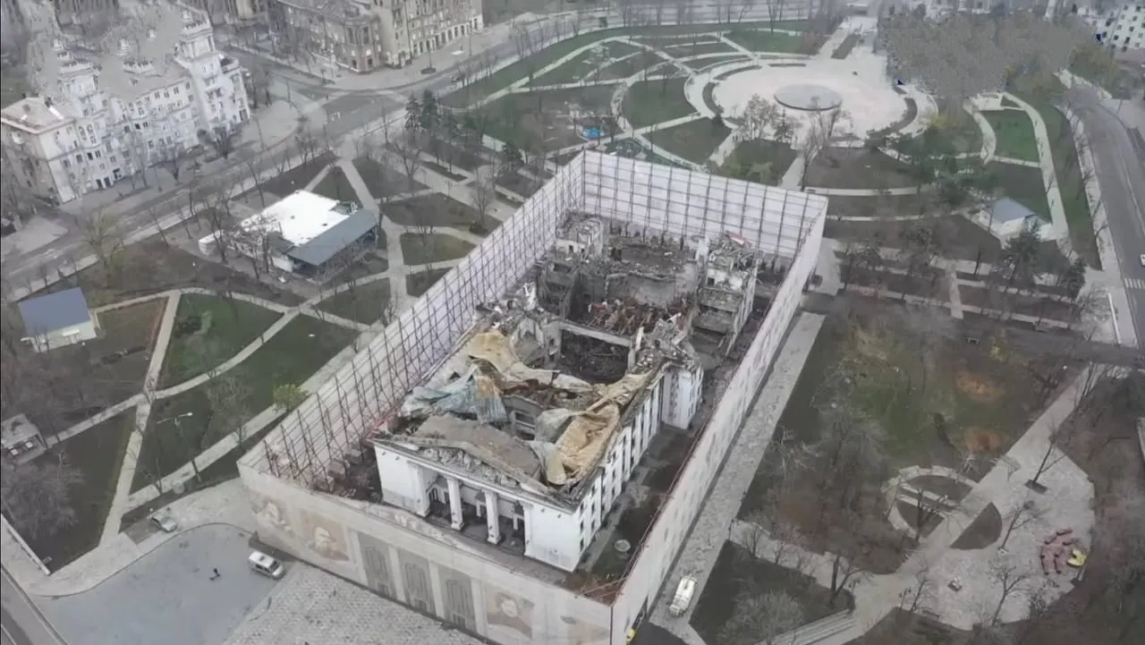 Russians cover ruins of Mariupol Drama Theater with banners, despite earlier promises to reopen it before September 10