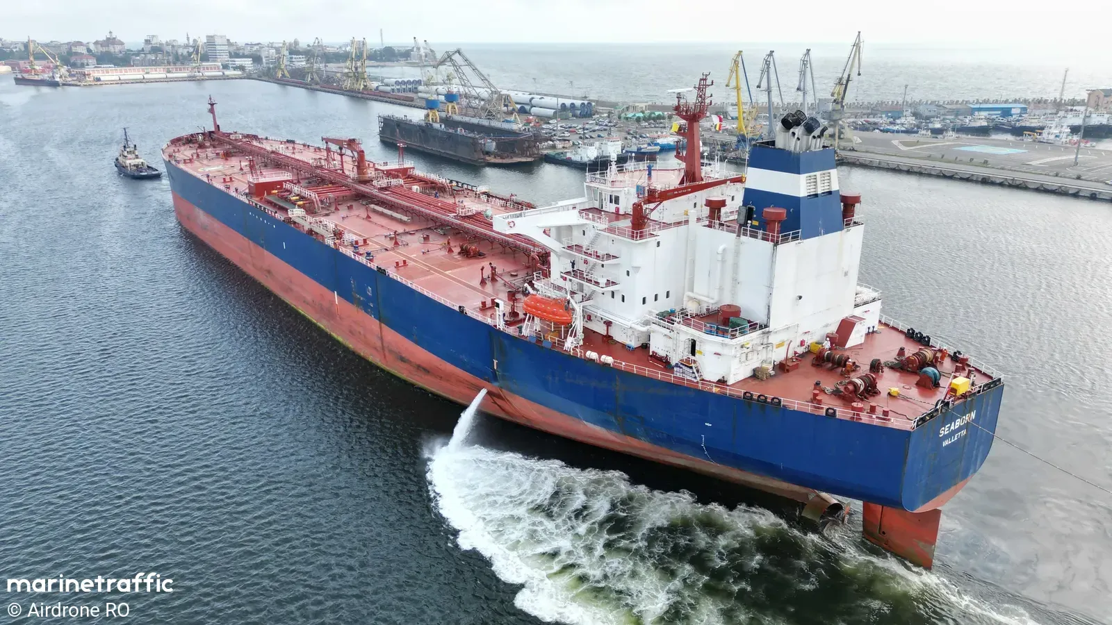 Unregistered “shadow fleet” tanker with 100,000 tons of oil nears Denmark, could face seizure under maritime law